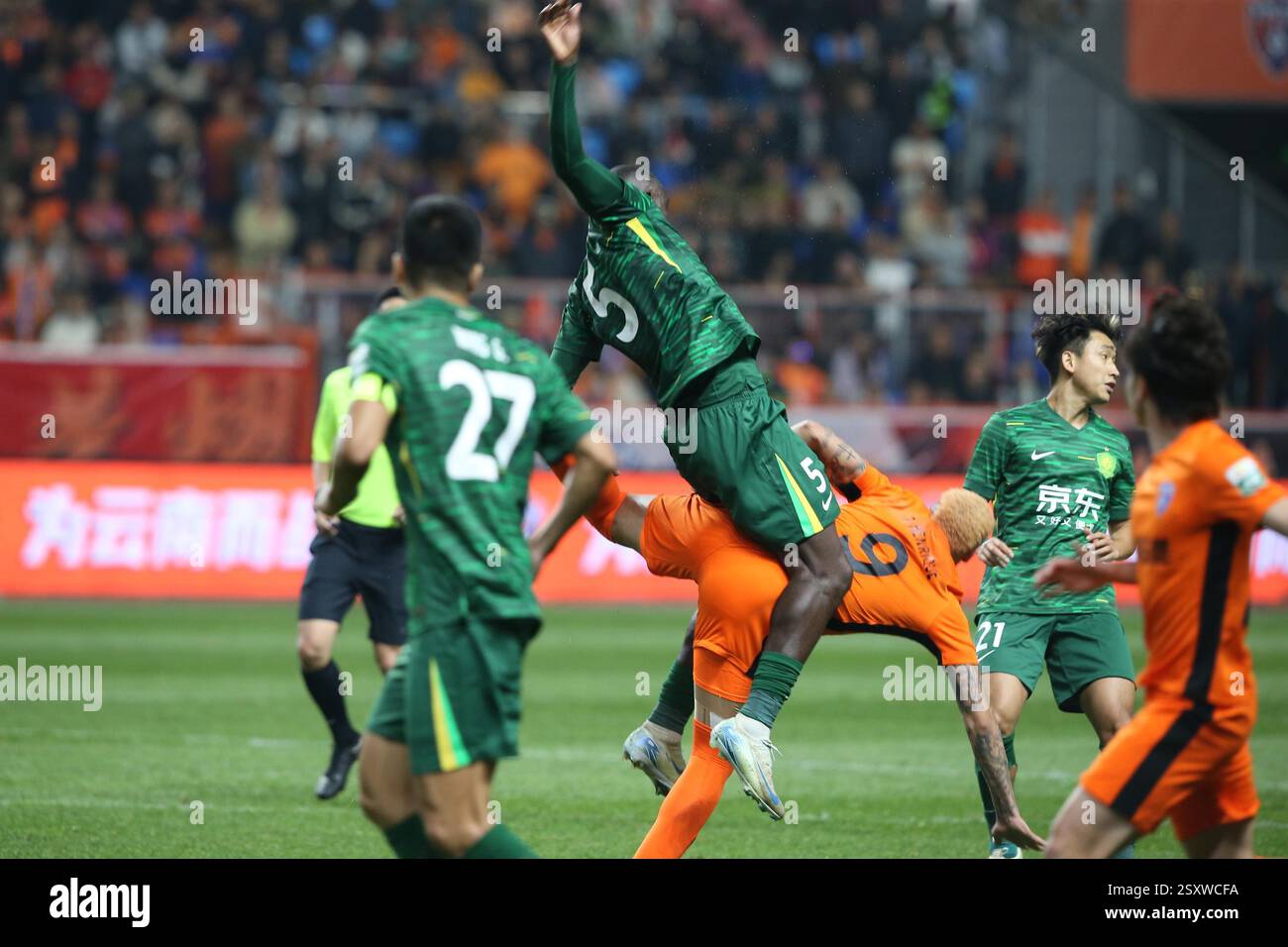 Beijing Guoan Football Club defeated Yunnan Yukun Football Club with 2 ...
