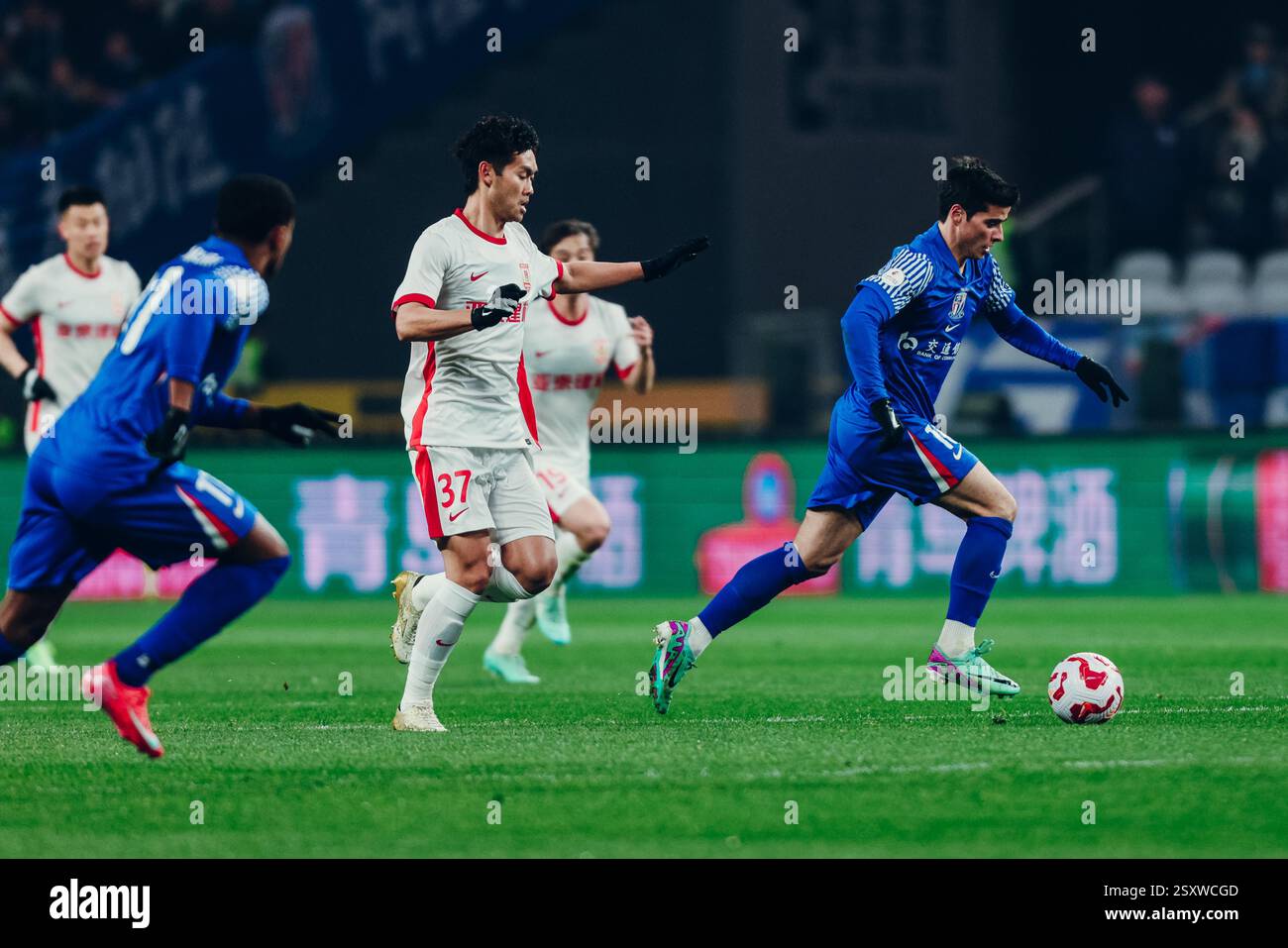 Shanghai Shenhua Football Club defeated Changchun Yatai Football Club ...