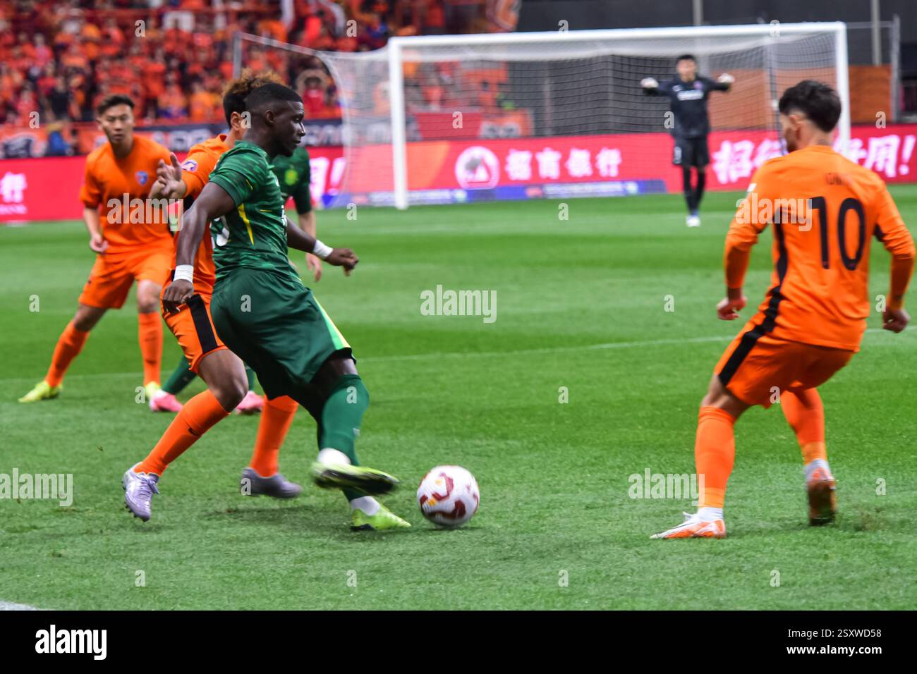 Beijing Guoan Football Club defeated Yunnan Yukun Football Club with 2 ...
