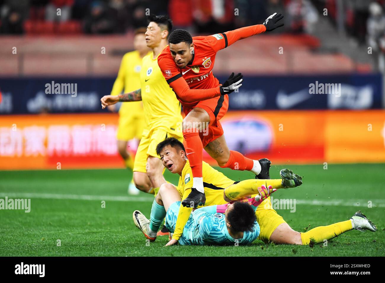 Shanghai Port Football Club defeated Shenzhen Peng City Football Club ...