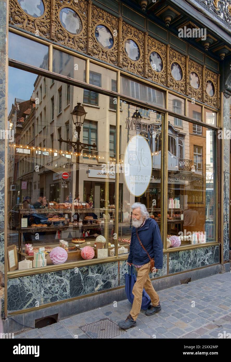 Patisserie shop window france french hi-res stock photography and images -  Page 3 - Alamy, image size:888x1390