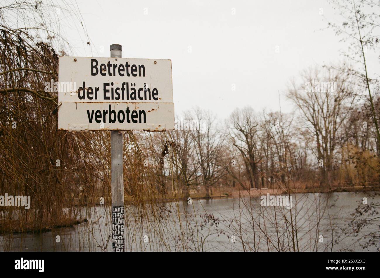 Gefrorener See mit Verbotstschild im Winter, Eisfläche betreten verboten Stock Photo