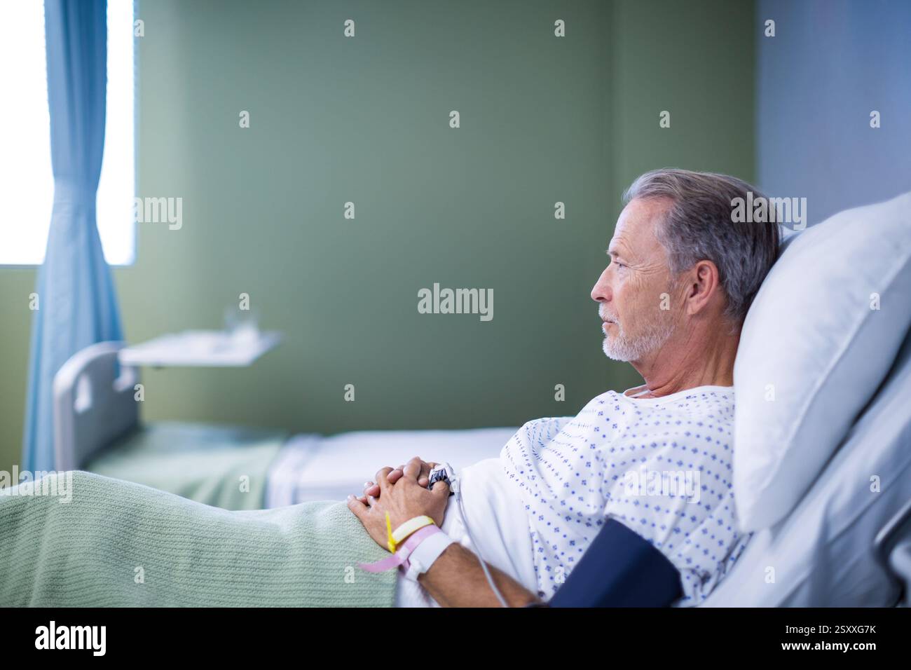 Elderly man in hospital bed hi-res stock photography and images - Alamy