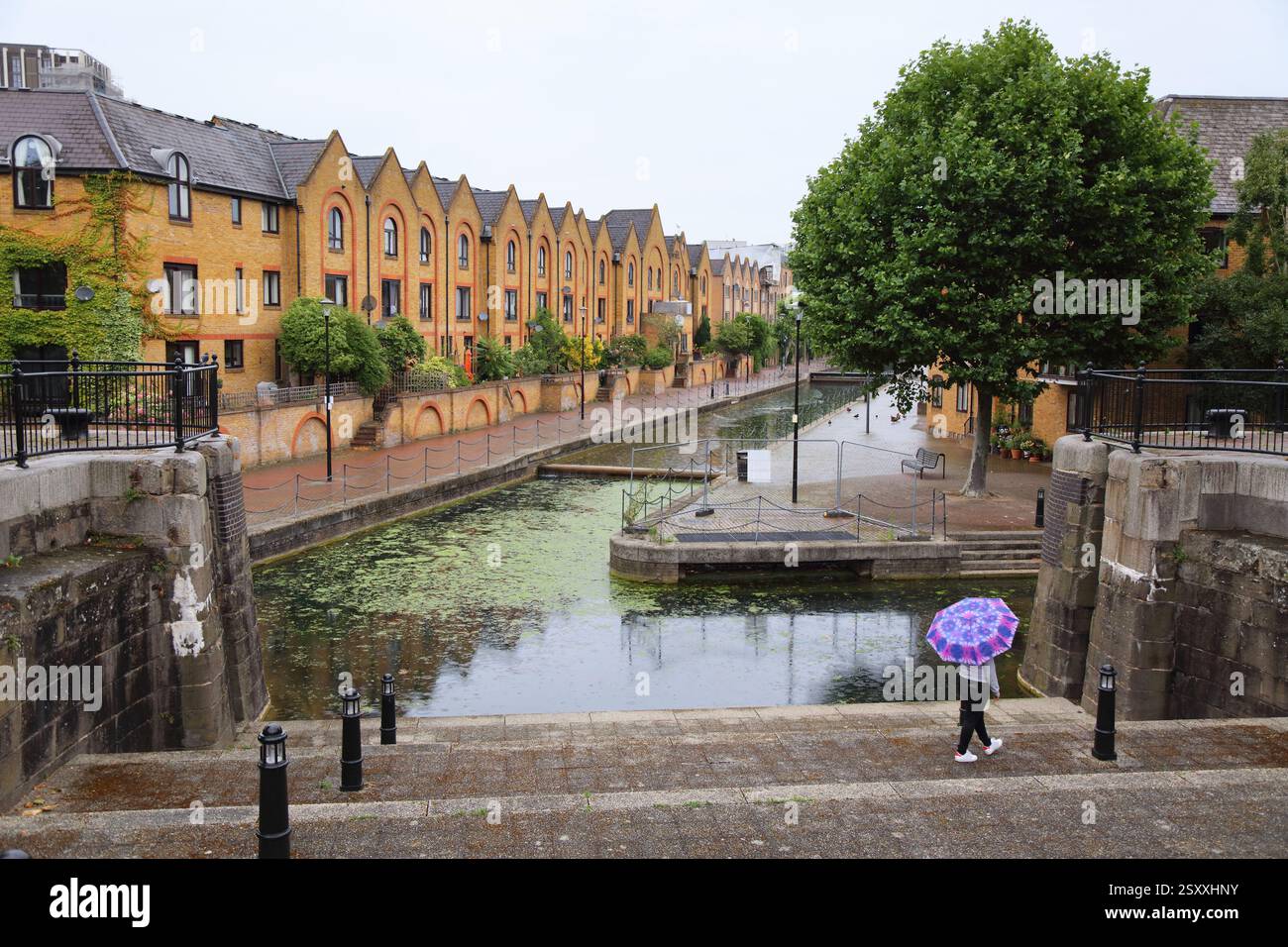 Wapping canal hi-res stock photography and images