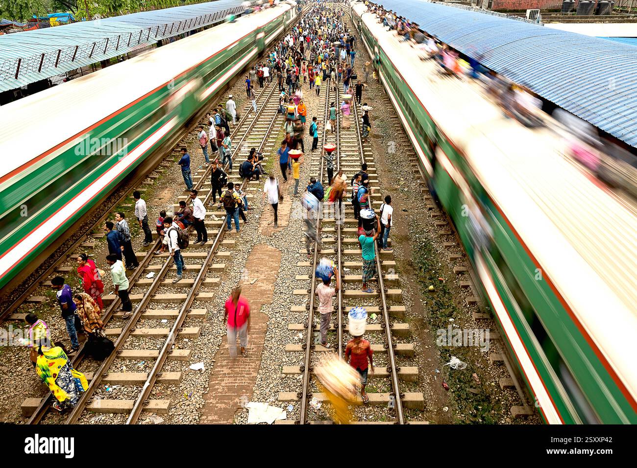Busy moving hi-res stock photography and images - Alamy
