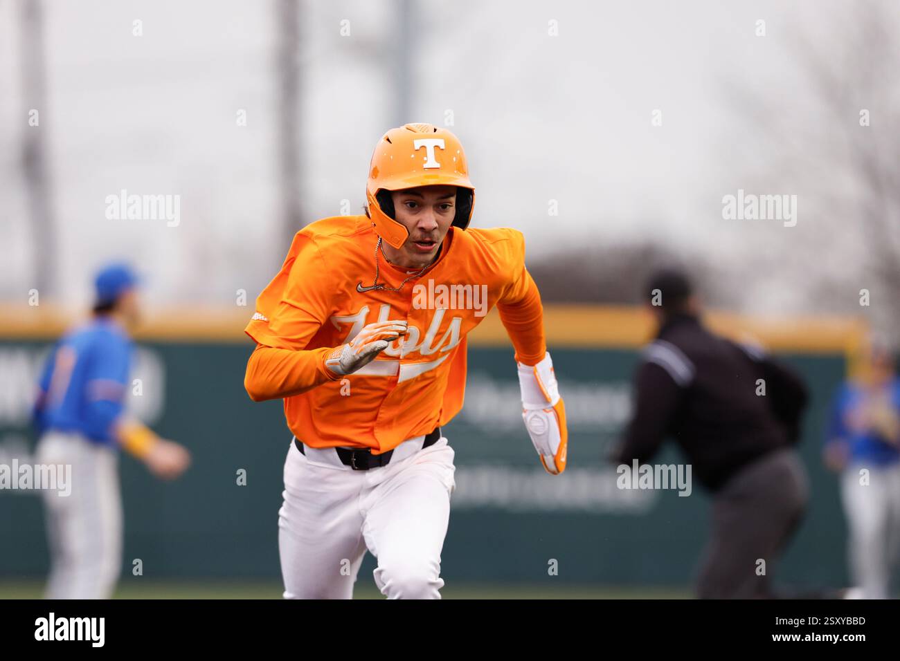 Tennessee Volunteers right fielder Brayden Sharp (46) hustles to third ...