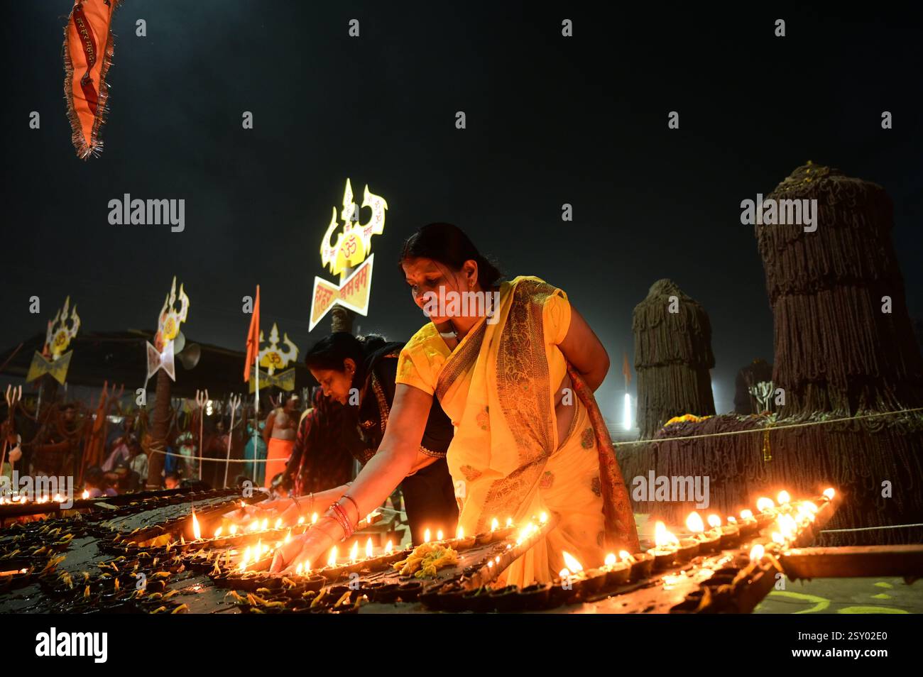 Prayagraj, Uttar Pradesh, India. 26th Feb, 2025. Prayagraj: Devotees ...