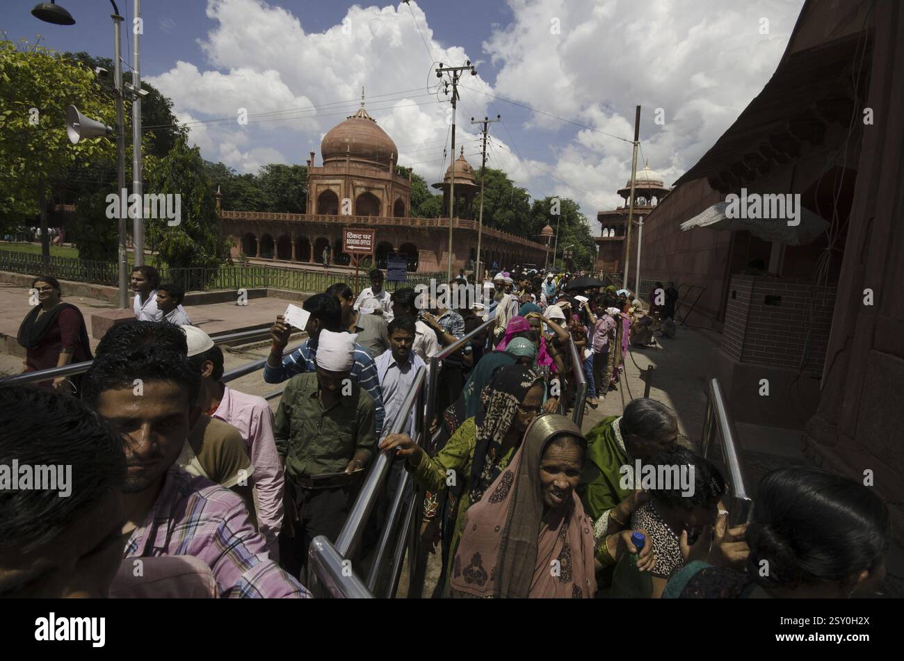 Queue in complex of taj mahal, agra delhi, india, asia Stock Photo - Alamy