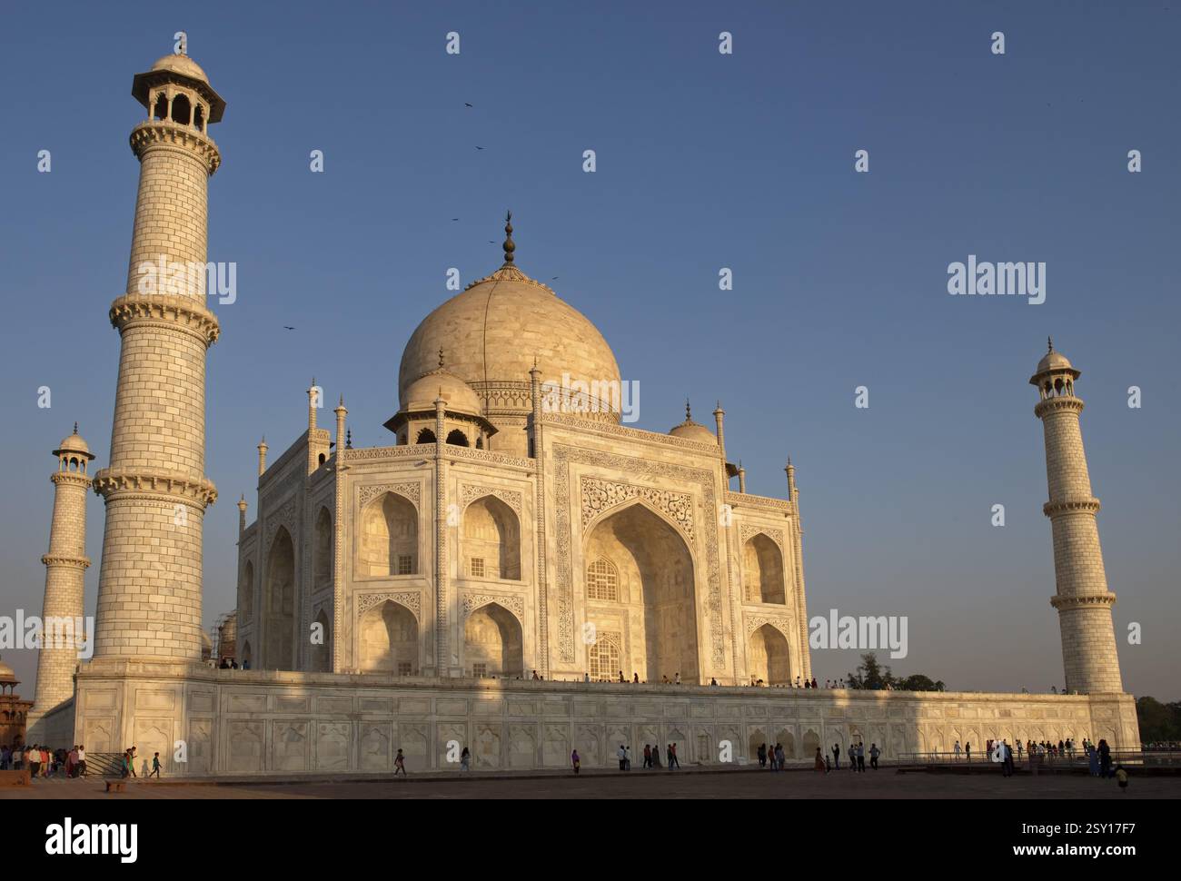 Taj mahal on a sunny day hi-res stock photography and images - Alamy
