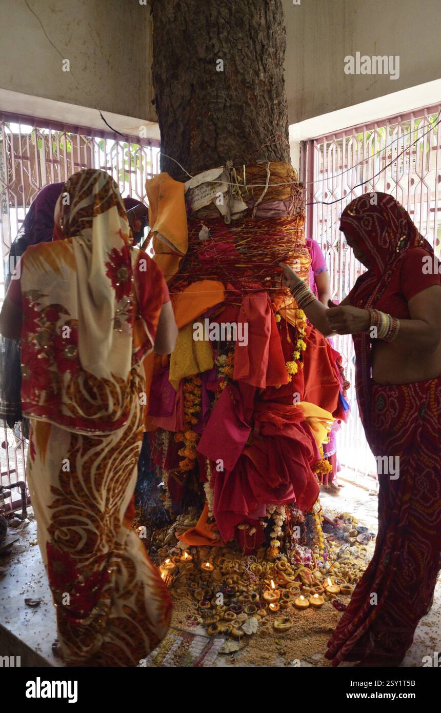 Sacred thread india hi-res stock photography and images - Alamy