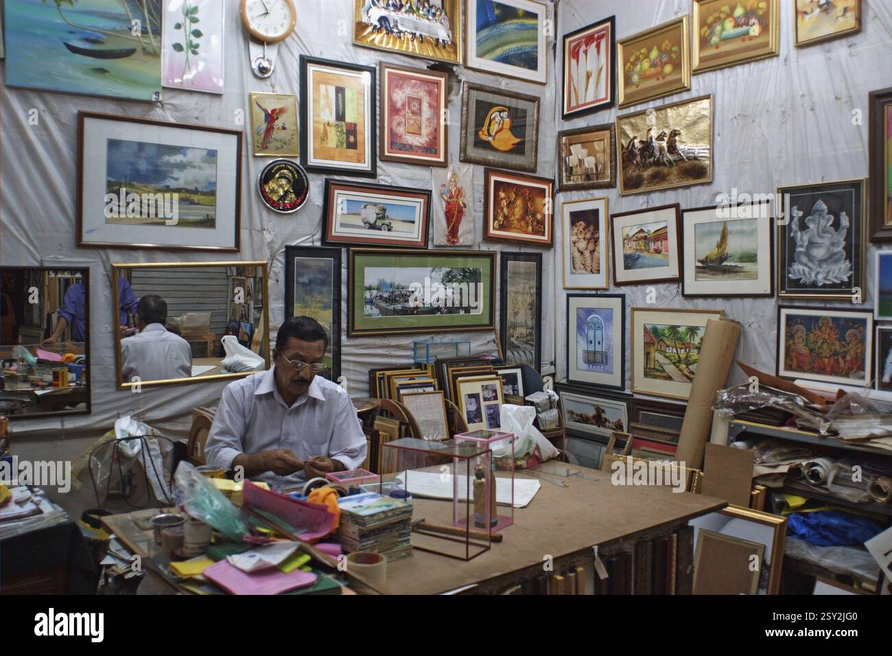 Framing tables hi-res stock photography and images - Alamy