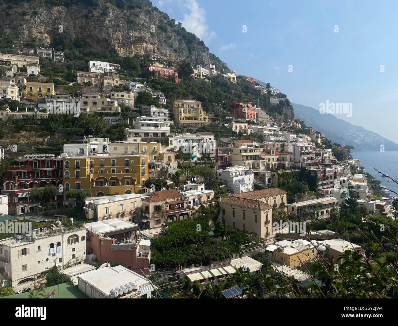 Vue panoramique de Positano, un village pittoresque de la côte amalfitaine en Italie, avec ses maisons colorées perchées sur la falaise - Smartphone Captured Stock Image
