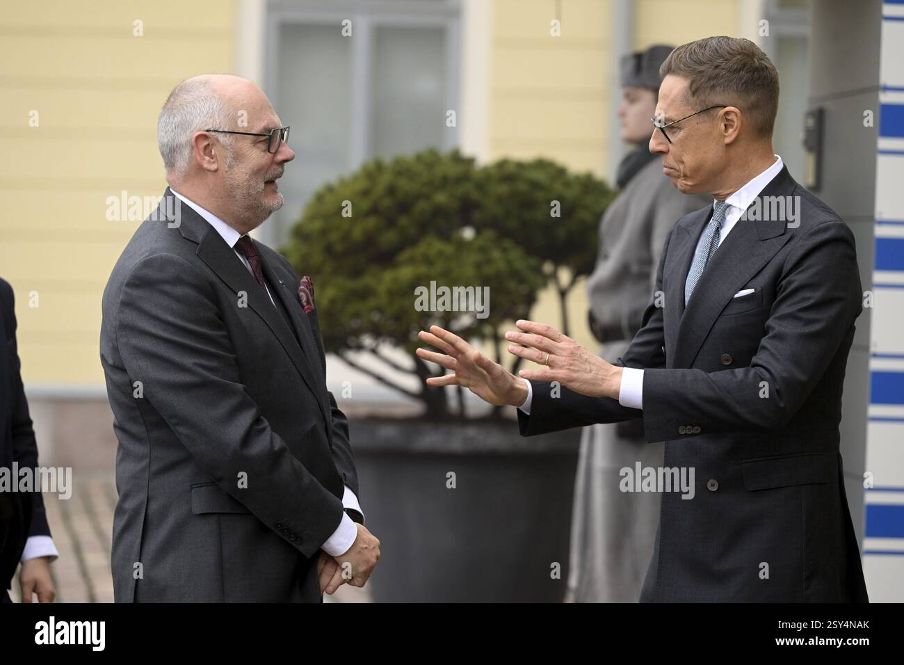 Finnish President Alexander Stubb (R) welcomes Estonian President Alar