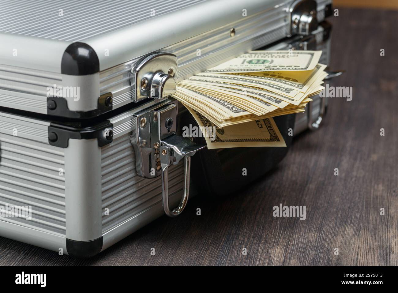 Briefcase money hi-res stock photography and images - Alamy