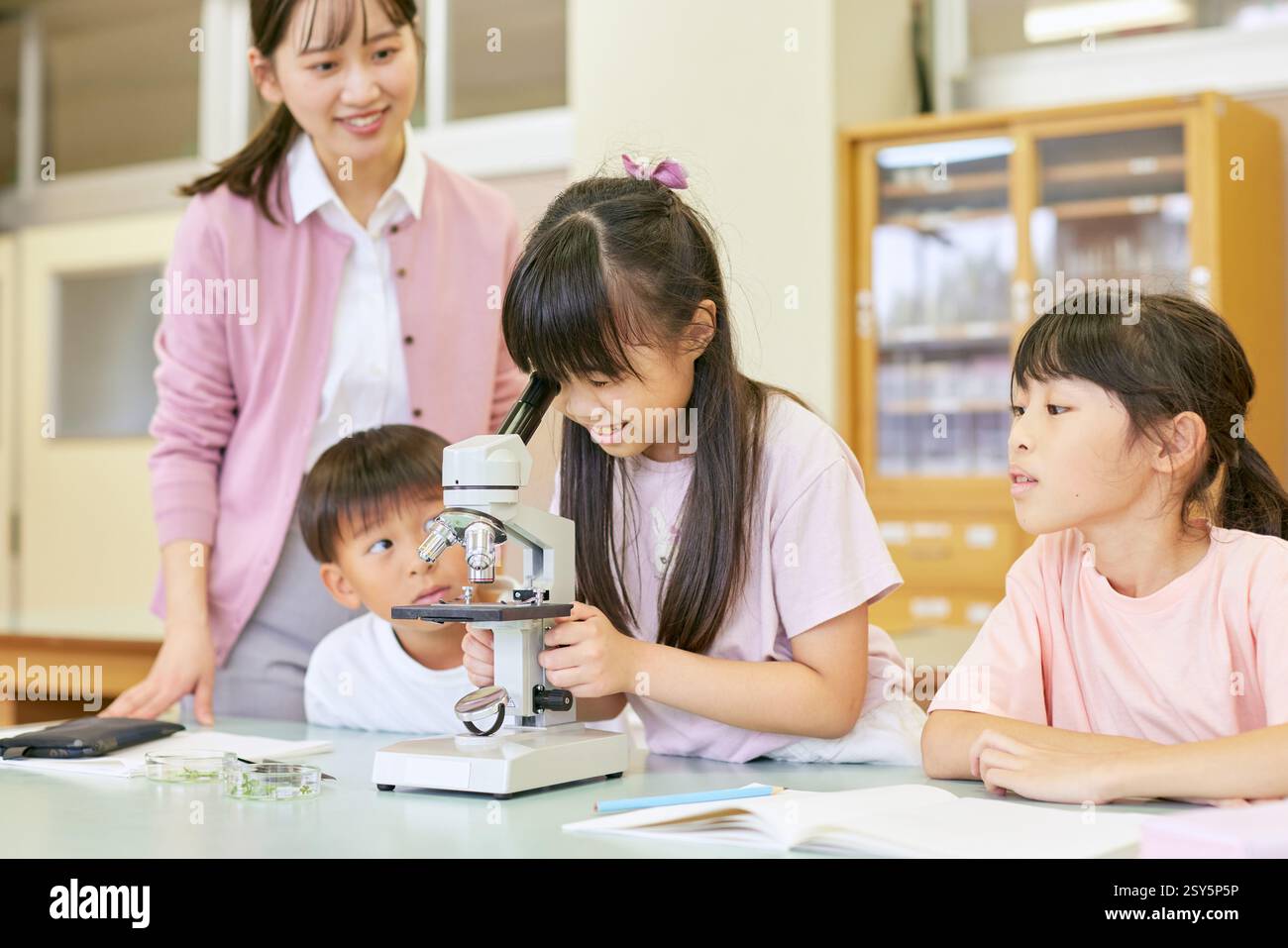 Japanese Kids In Science Classroom Stock Photo - Alamy