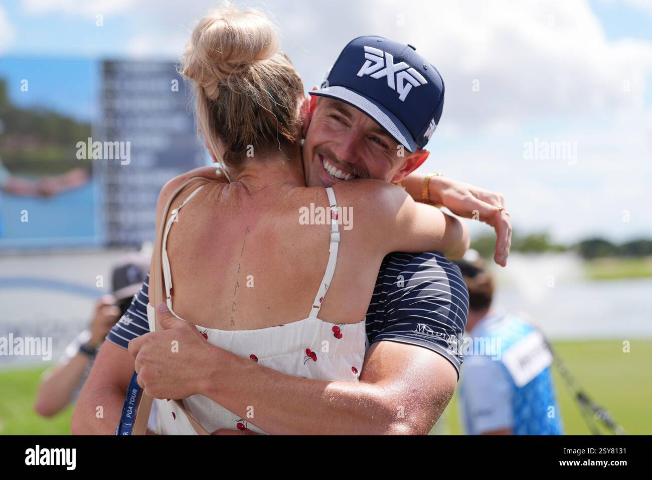 Jake Knapp hugs girlfriend Makena White on the 18th hole after