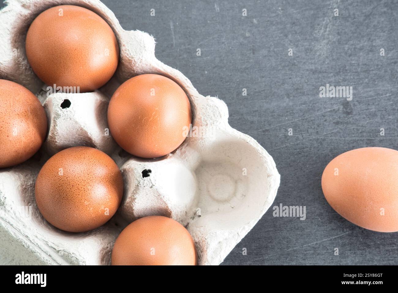 Eierkarton, Eier im Karton, Eier, rohe Eier, Braune Eier, ein halbes Dutzend, Sechs Stock Photo