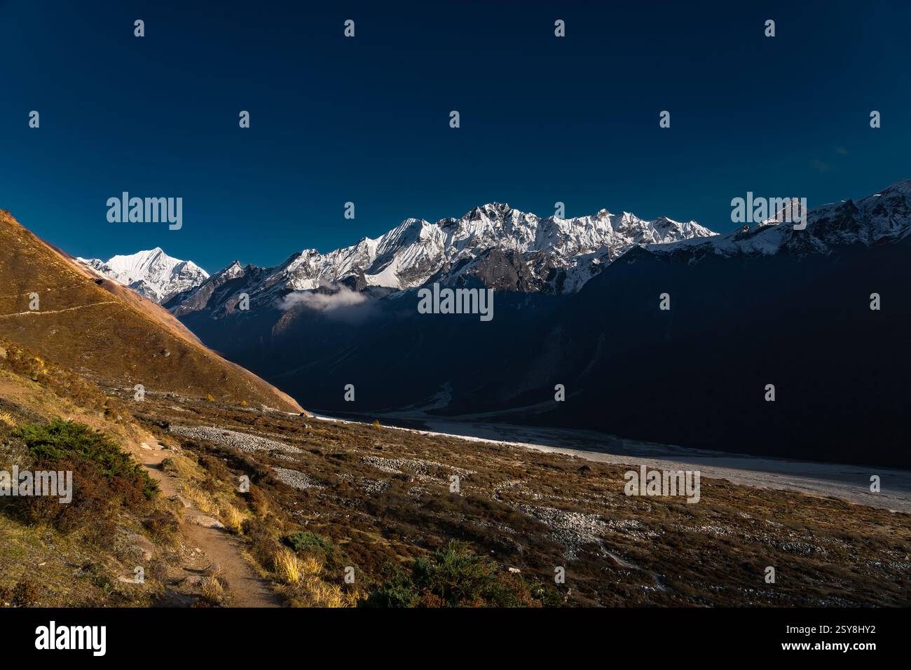 Snow capped peaks hi-res stock photography and images - Alamy