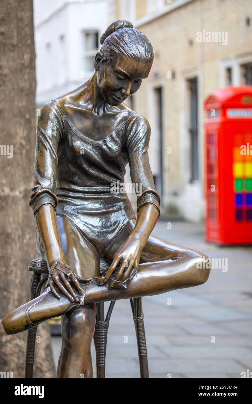 London, UK - March 23rd 2023: The beautiful Young Dancer statue ...
