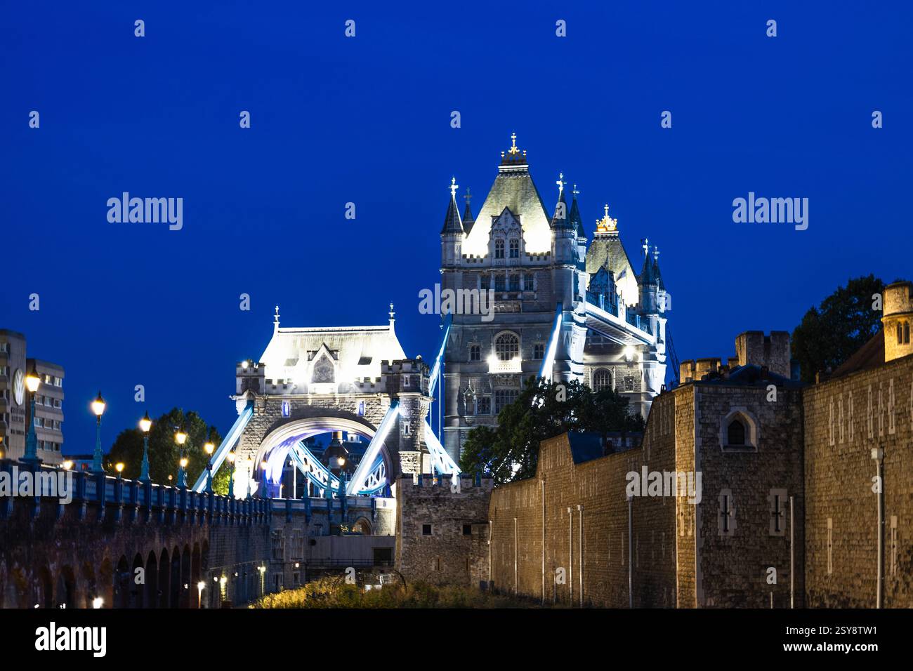Illuminated tower bridge hi-res stock photography and images - Alamy