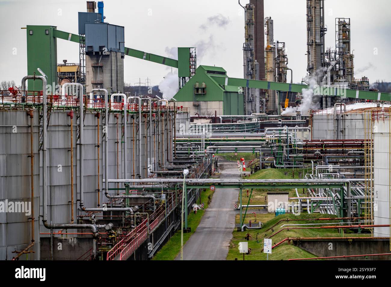 Oil depot hi-res stock photography and images - Page 4