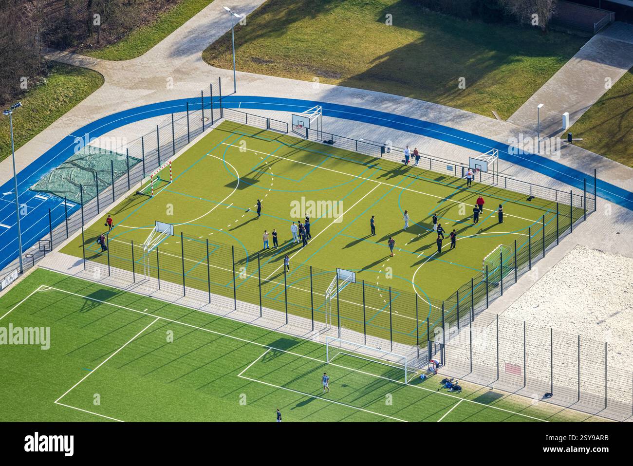 Luftbild, neuer Sportplatz SV 1911 Bottrop e.V. Fußballstadion mit Laufstrecke und Kleinfeld, Schüler beim Sporttraining, Eigen, Bottrop, Ruhrgebiet, Nordrhein-Westfalen, Deutschland ACHTUNGxMINDESTHONORARx60xEURO *** Aerial view, new sports field SV 1911 Bottrop e V soccer stadium with running track and small field, pupils at sports training, Eigen, Bottrop, Ruhr area, North Rhine-Westphalia, Germany ACHTUNGxMINDESTHONORARx60xEURO Stock Photo