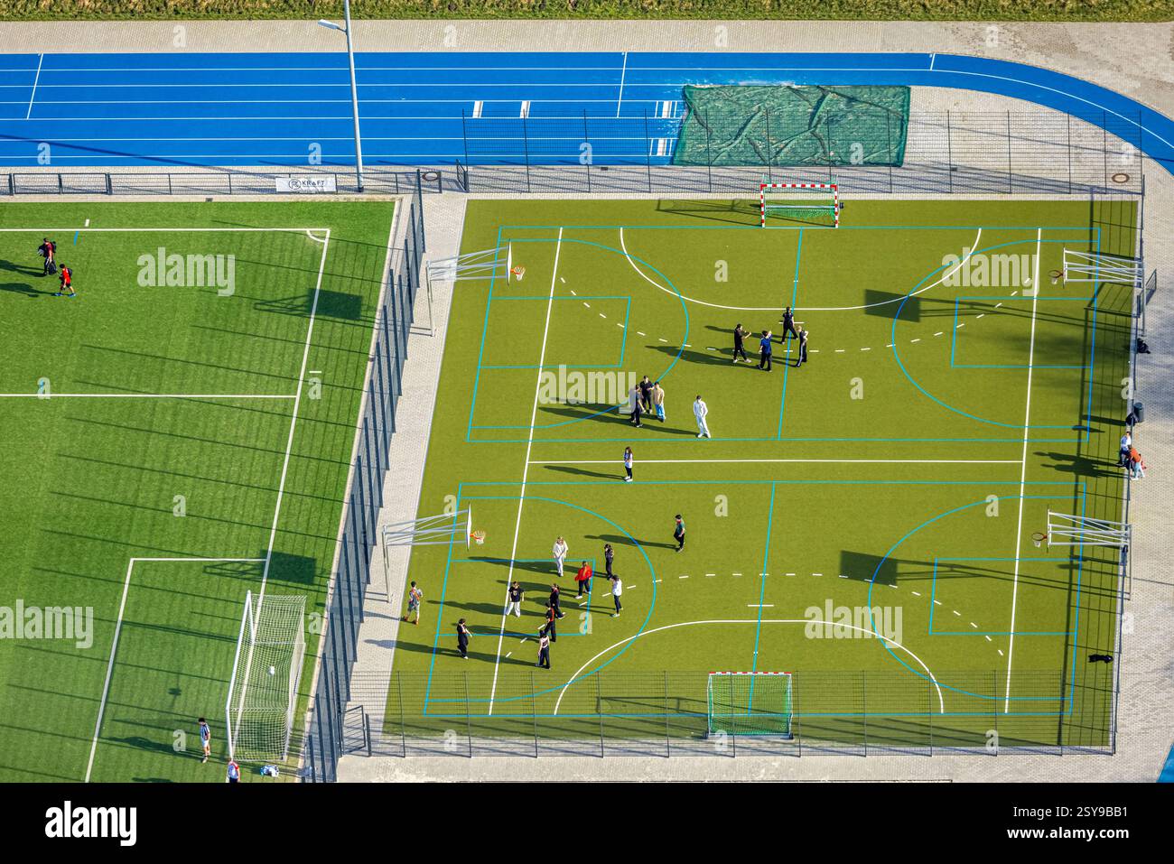 Luftbild, neuer Sportplatz SV 1911 Bottrop e.V. Fußballstadion mit Laufstrecke und Kleinfeld, Schüler beim Sporttraining, Eigen, Bottrop, Ruhrgebiet, Nordrhein-Westfalen, Deutschland ACHTUNGxMINDESTHONORARx60xEURO *** Aerial view, new sports field SV 1911 Bottrop e V soccer stadium with running track and small field, pupils at sports training, Eigen, Bottrop, Ruhr area, North Rhine-Westphalia, Germany ACHTUNGxMINDESTHONORARx60xEURO Stock Photo