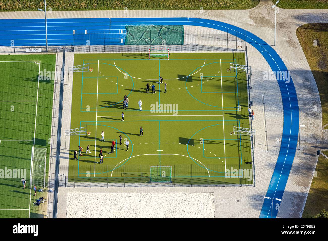 Luftbild, neuer Sportplatz SV 1911 Bottrop e.V. Fußballstadion mit Laufstrecke und Kleinfeld, Schüler beim Sporttraining, Eigen, Bottrop, Ruhrgebiet, Nordrhein-Westfalen, Deutschland ACHTUNGxMINDESTHONORARx60xEURO *** Aerial view, new sports field SV 1911 Bottrop e V soccer stadium with running track and small field, pupils at sports training, Eigen, Bottrop, Ruhr area, North Rhine-Westphalia, Germany ACHTUNGxMINDESTHONORARx60xEURO Stock Photo