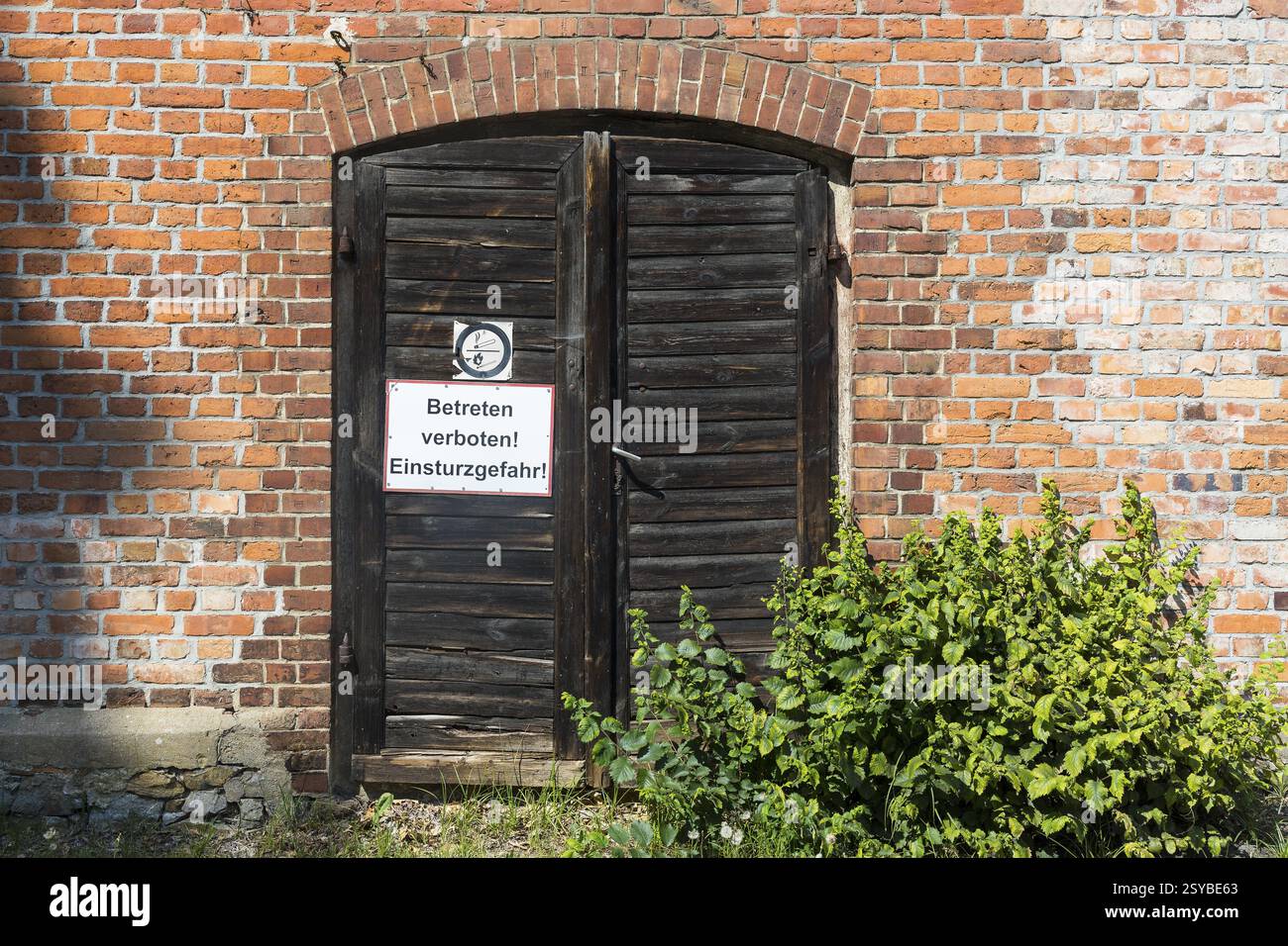 Tor tor with warning sign due to danger of collapse at the so-called Schleiferei, Spreeinsel in Uhyst, Boxberg, Oberlausitz, Saxony, Germany, Europe Stock Photo