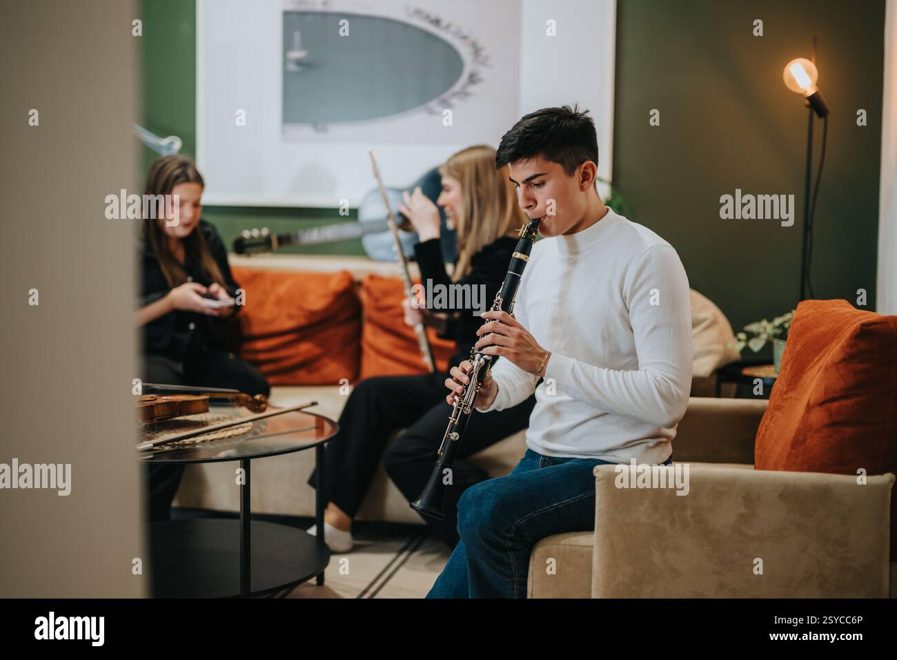 Friends playing musical instruments hi-res stock photography and images ...