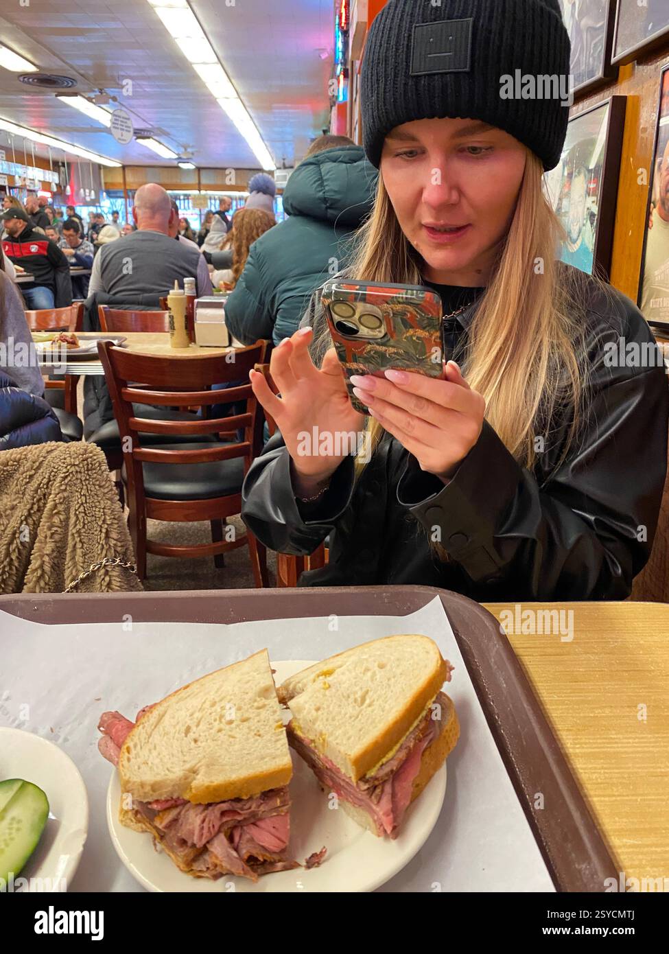 Innenraum von Katz's Delicatessen in New York. Der Tisch von Meg Ryan und Tom Hanks wird durch ein an der Decke baumelndem Schild angezeigt. Stock Photo