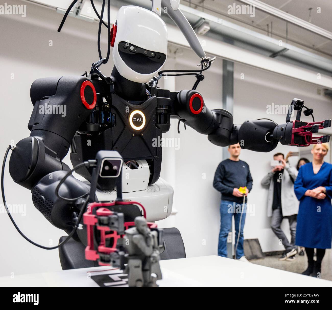 Der Humanoid-Roboter TALOS mit dem Spitznamen Hainer bei einem ...