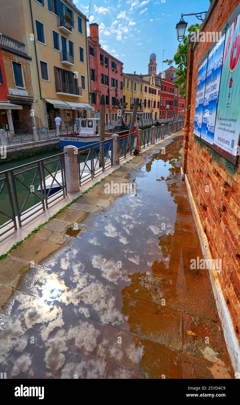 Puddle reflection old house hi-res stock photography and images - Alamy
