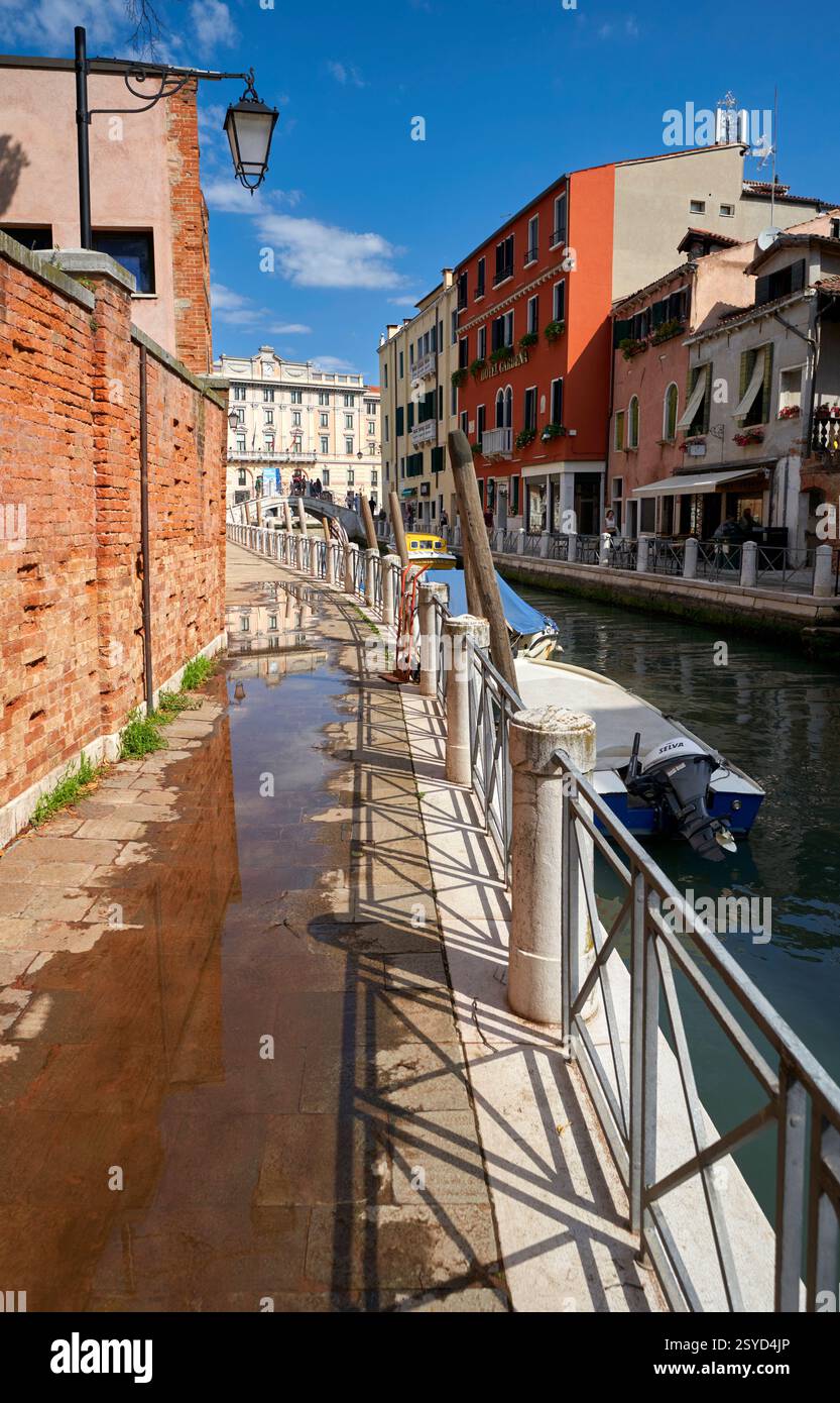 Venice gondola reflection hi-res stock photography and images - Alamy