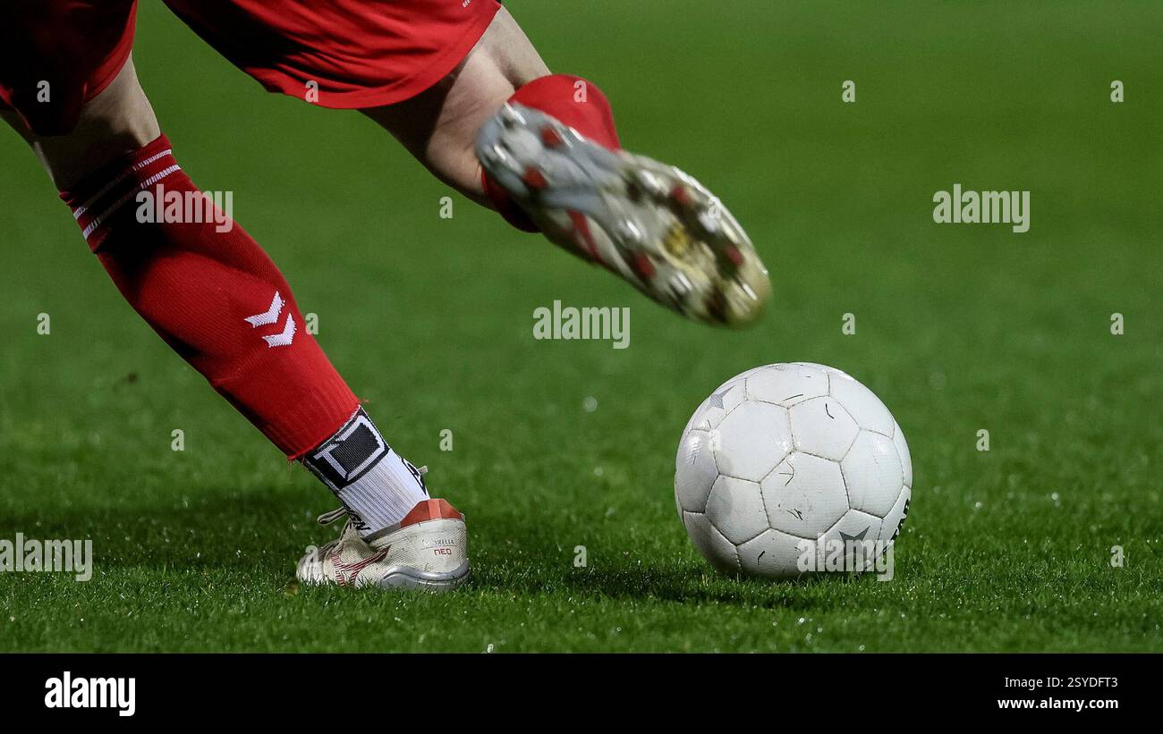 Bremen, Deutschland. 27th Feb, 2025. v.li.: Zwei Füße und der Spielball, Ball, Rasen, tritt gegen den Ball, schießt den Ball, zwei Füße, Fuss, Füsse, Schuhe, Hose, Stutzen, Strümpfe, Symbolfoto, Symbol, Symbolbild Fussball, Fußball, Spielfeld, Platz, 27.02.2025, Bremen (Deutschland), Fussball, Regionalliga Nord, SV Werder Bremen II - VfB Oldenburg Credit: dpa/Alamy Live News Stock Photo