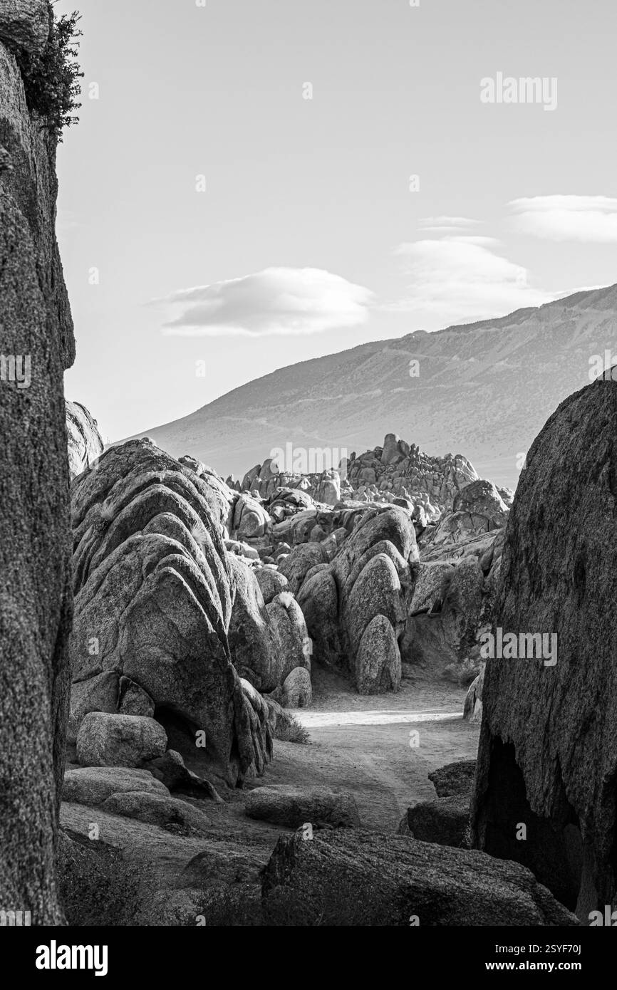 アルナ大　イメージ画像 Alabama hills california black and white hi-res stock