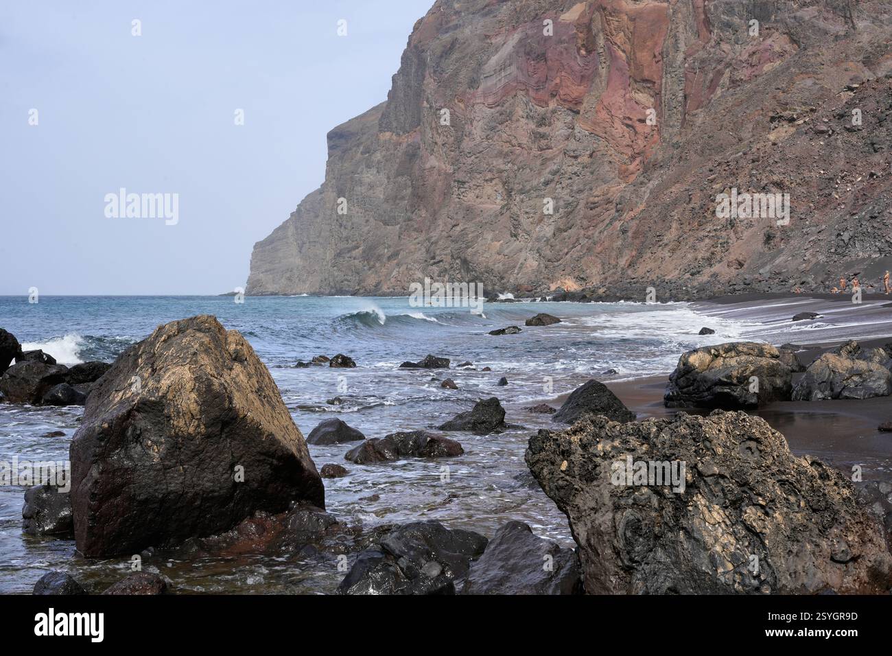 Felsen am Playa del Inglés, schwarzer Sandstrand mit imposanter Steilwand, La Playa, Valle Gran Rey, La Gomera, Kanarische Inseln, Spanien Stock Photo
