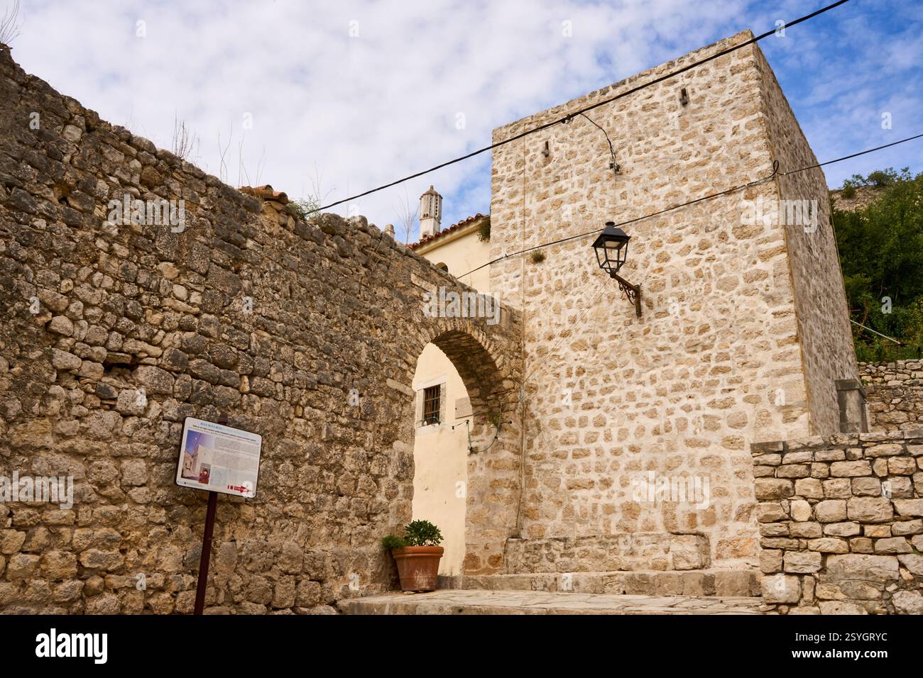 Stadtmauer und Turm, Novigrad (Dalmatien), Novigrader Meer, Mittelmeer, Gespanschaft Zadar, Dalmatien, Kroatien Stock Photo