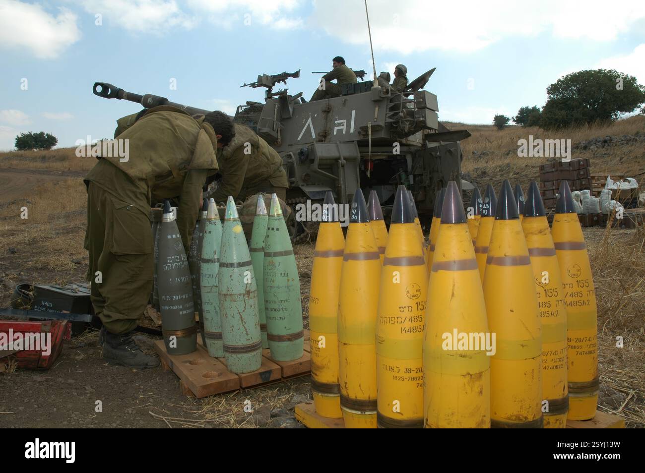155mm artillery shells hi-res stock photography and images - Alamy