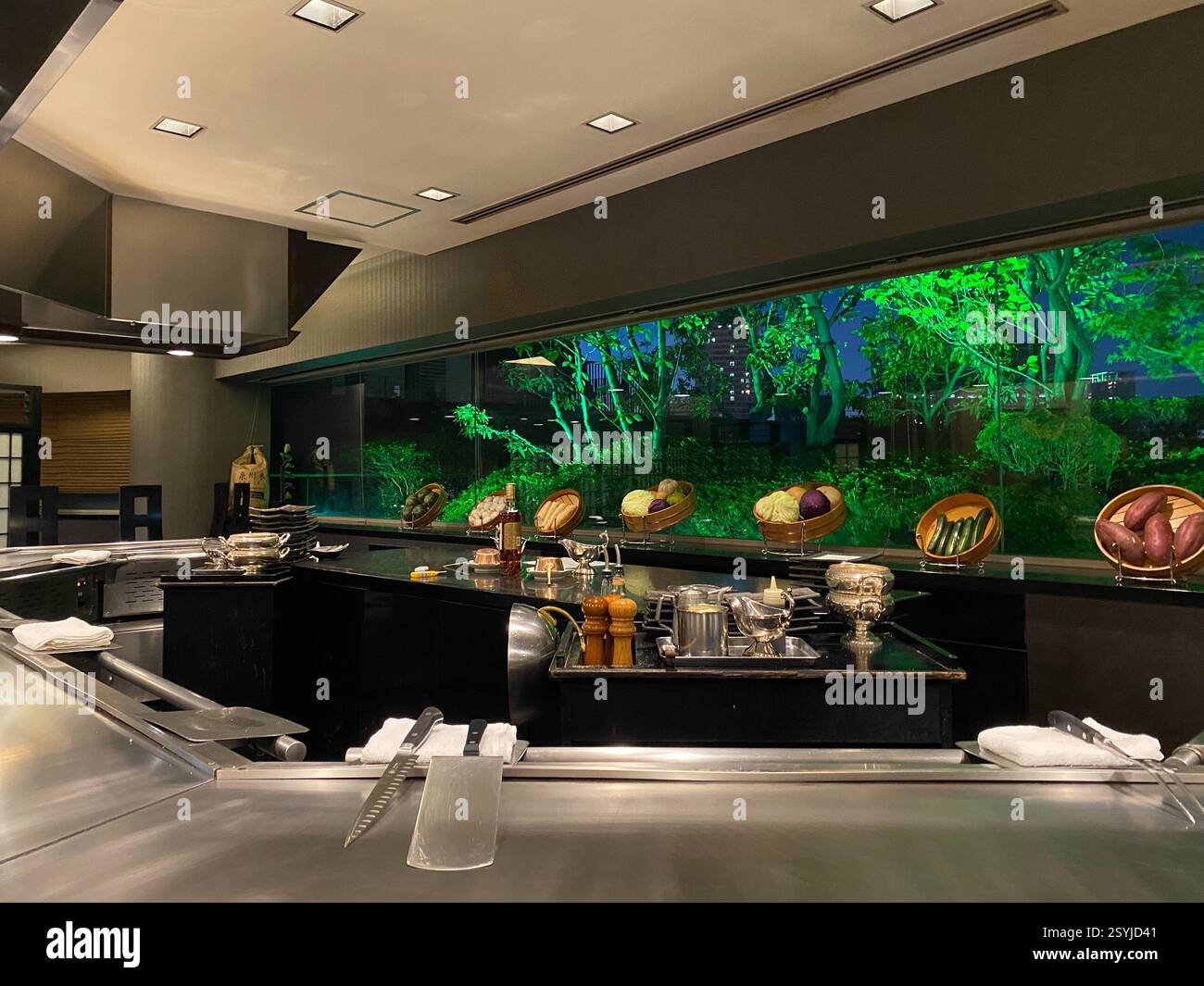 Stage like openkitchen of the unique farm to table teppanyaki "Minami