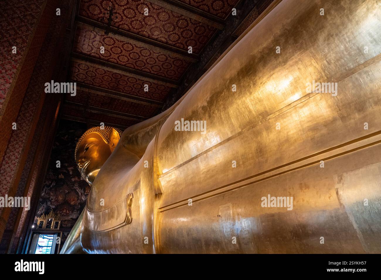 The golden reclining Buddha of the Buddhist temple Wat Pho in Bangkok ...