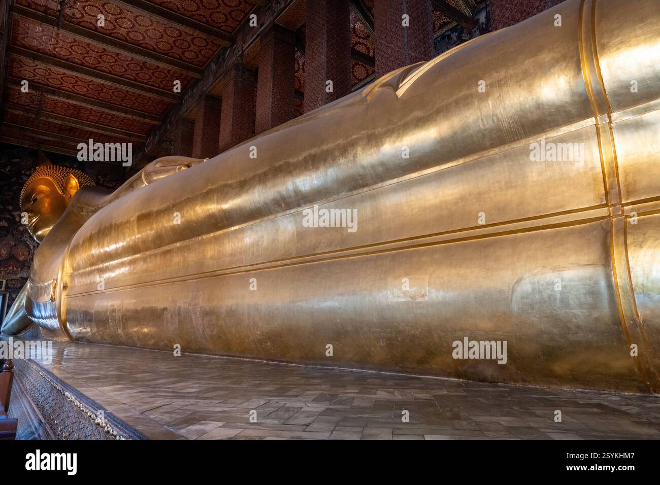 The golden reclining Buddha of the Buddhist temple Wat Pho in Bangkok ...