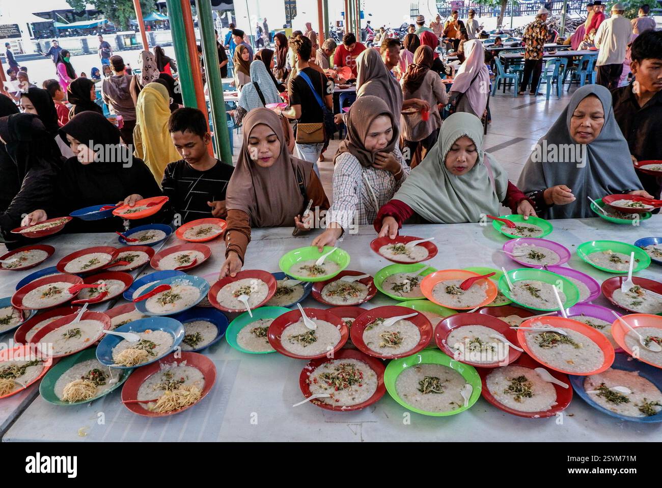 Medan, Indonesia. 1st Mar, 2025. Muslims have porridge as the iftar ...