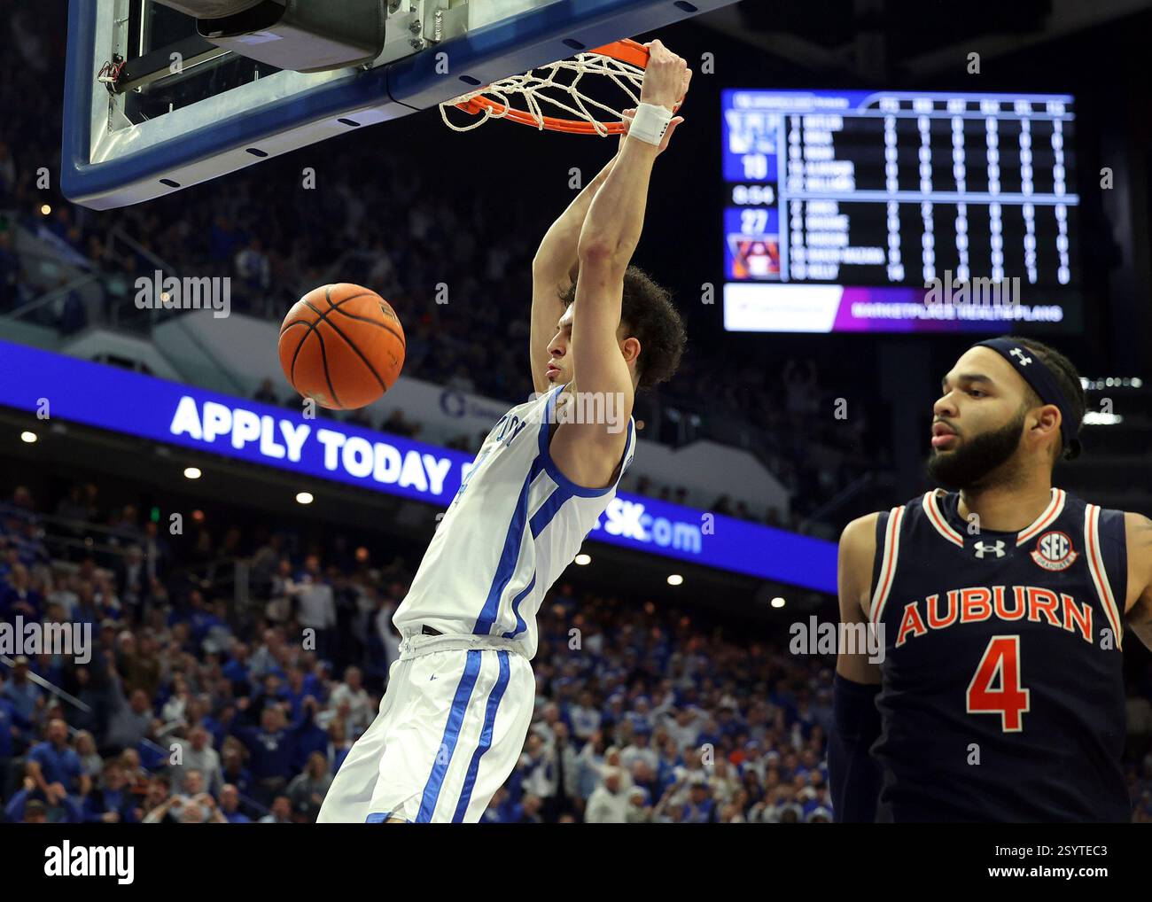 Kentucky's Koby Brea, left, dunks near Auburn's Johni Broome (4) during ...
