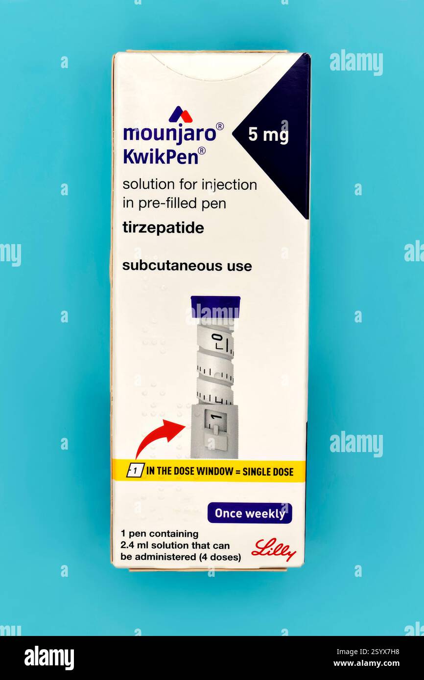 A Mounjaro 5mg KwikPen box on a plain blue background Stock Photo