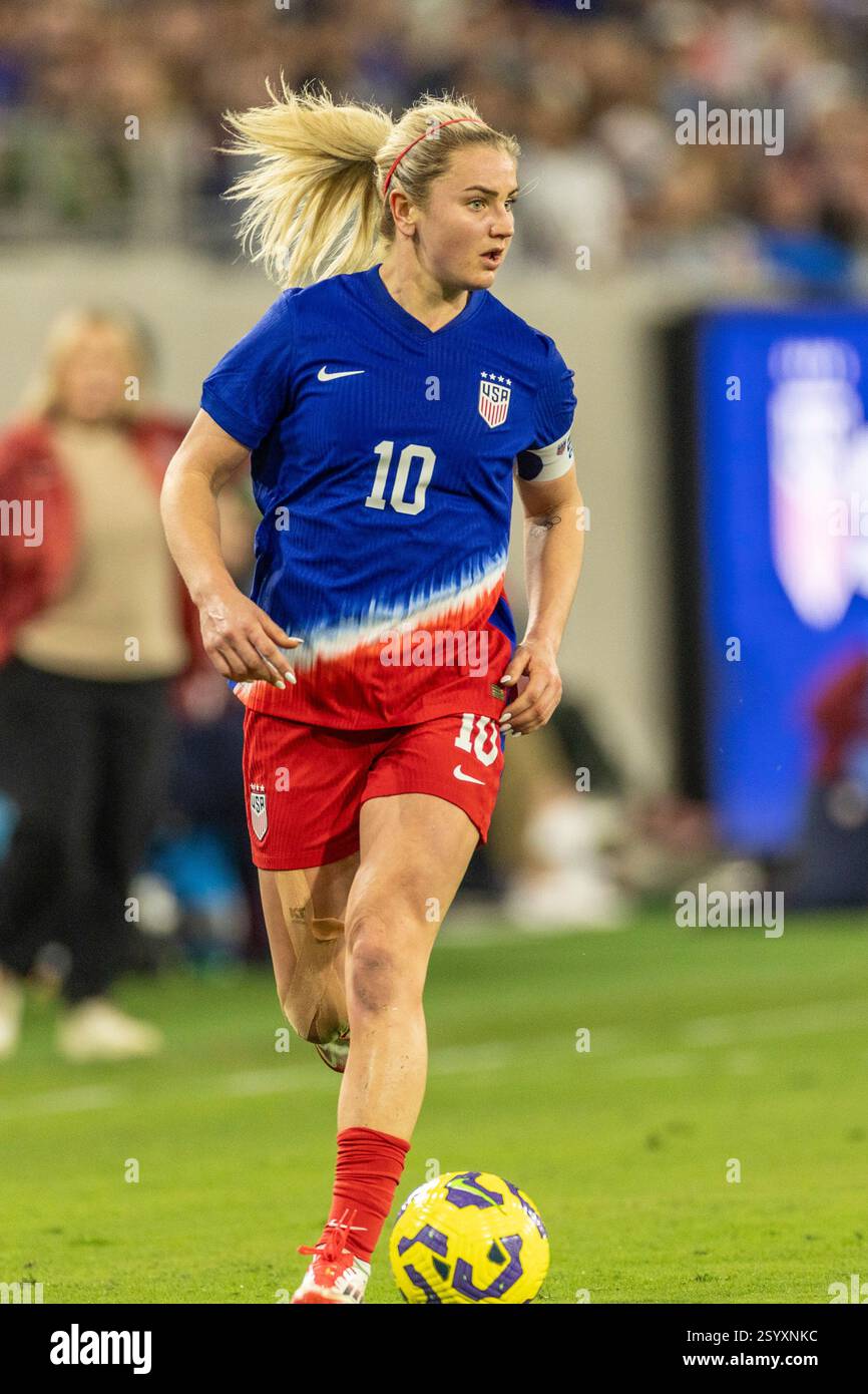 SAN DIEGO, CA - FEBRUARY 26: USA midfielder Lindsey Heaps (10) dribbles ...