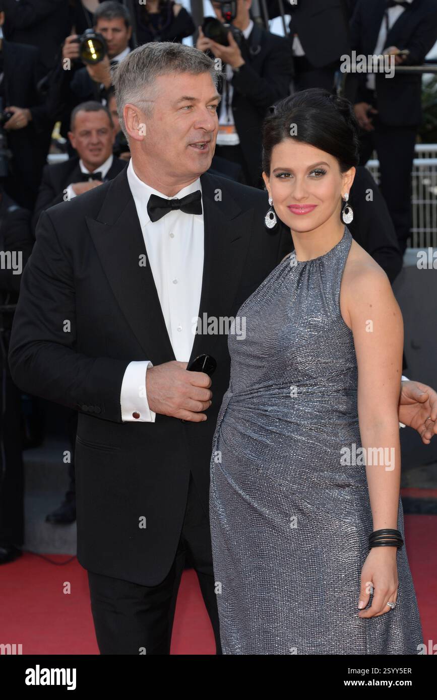 alec baldwin dress grey Gray hi-res stock photography and images detachable cape