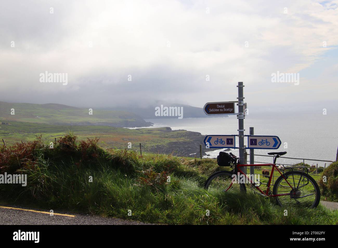 Irland: Wegweiser EuroVelo Route 1 Atlantikküste-Route am Skelling Ring auf der Kerry-Halbinsel. *** Ireland Signpost EuroVelo Route 1 Atlantic Coast Route on the Skelling Ring on the Kerry Peninsula Credit: Imago/Alamy Live News Stock Photo