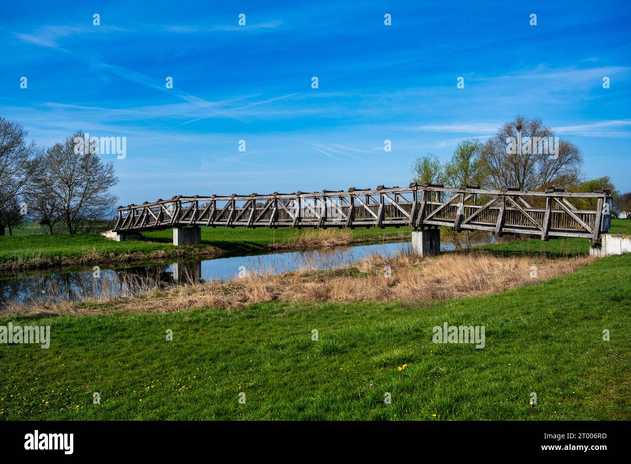 Front view wooden bridge hi-res stock photography and images - Alamy