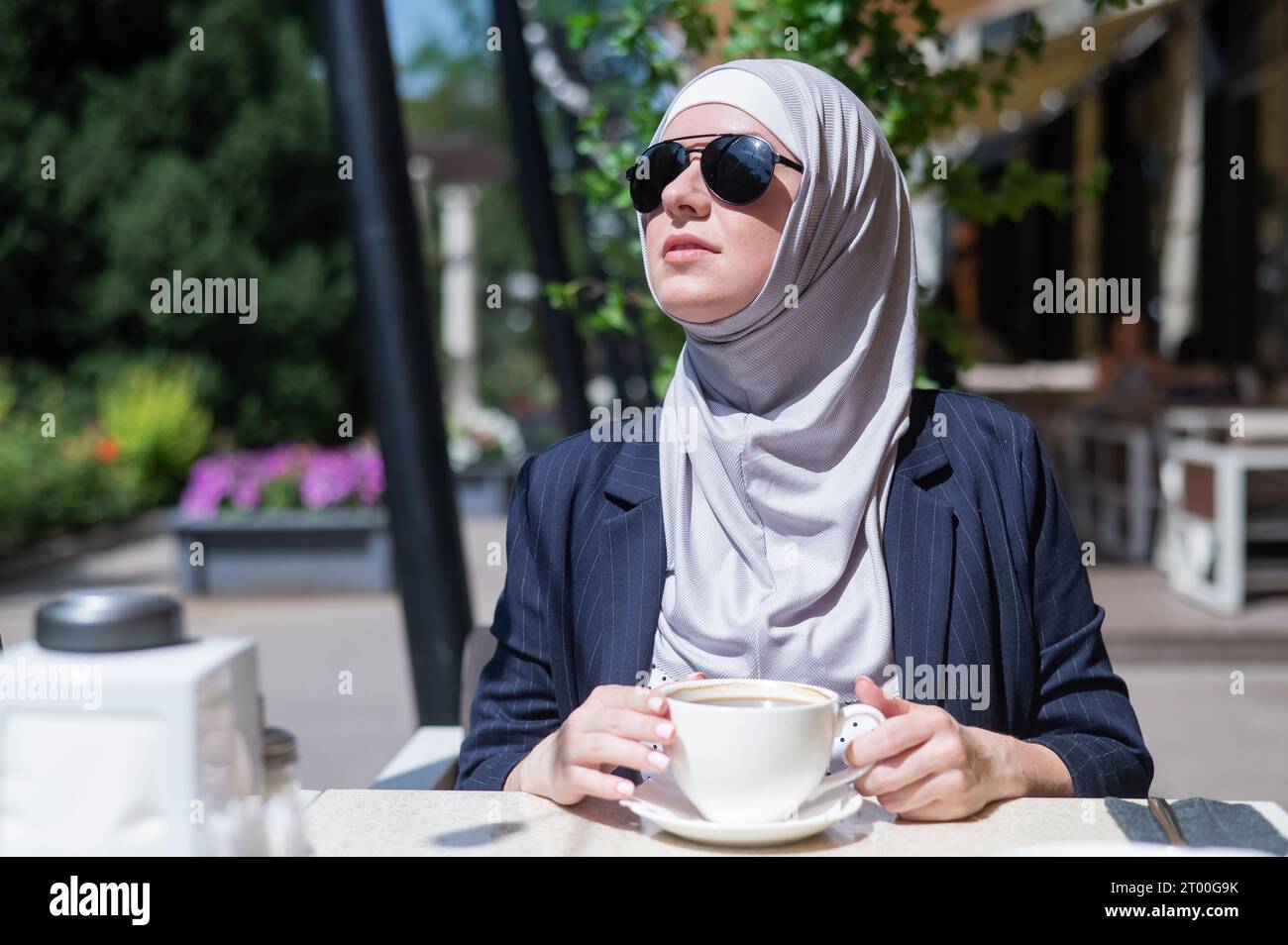 Pretty muslim woman drinking tea hi-res stock photography and images ...